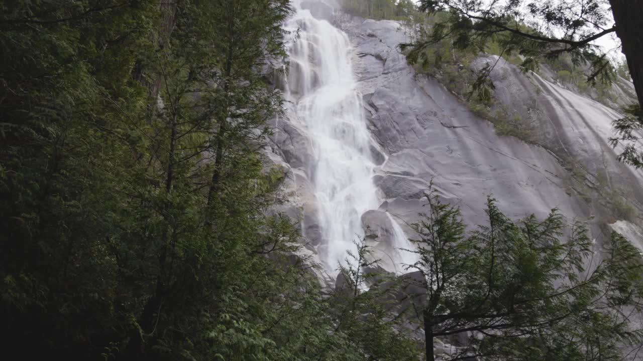 在多云的冬日里，香农瀑布和水流顺着峡谷奔流而下的景象。视频素材