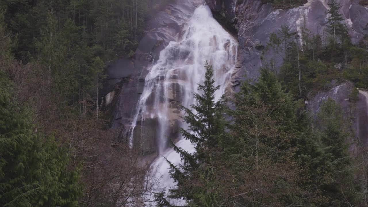 在多云的冬日里，香农瀑布和水流顺着峡谷奔流而下的景象。视频素材