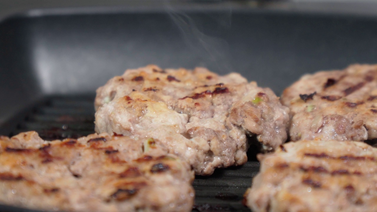 烤盘里的新鲜肉片。在家做汉堡。有选择性的重点视频素材