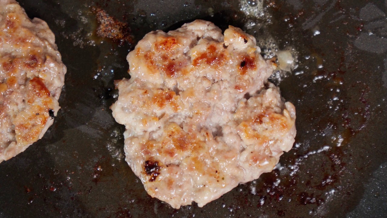 肉末牛肉汉堡肉片。烹饪肉类和汉堡。有选择性的重点。俯视图视频素材