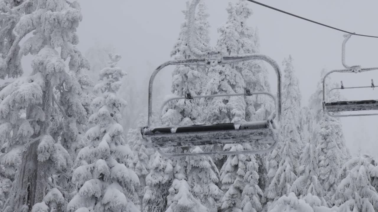 滑雪胜地的缆车覆盖在白雪在一个下雪的冬天季节的一天。视频素材