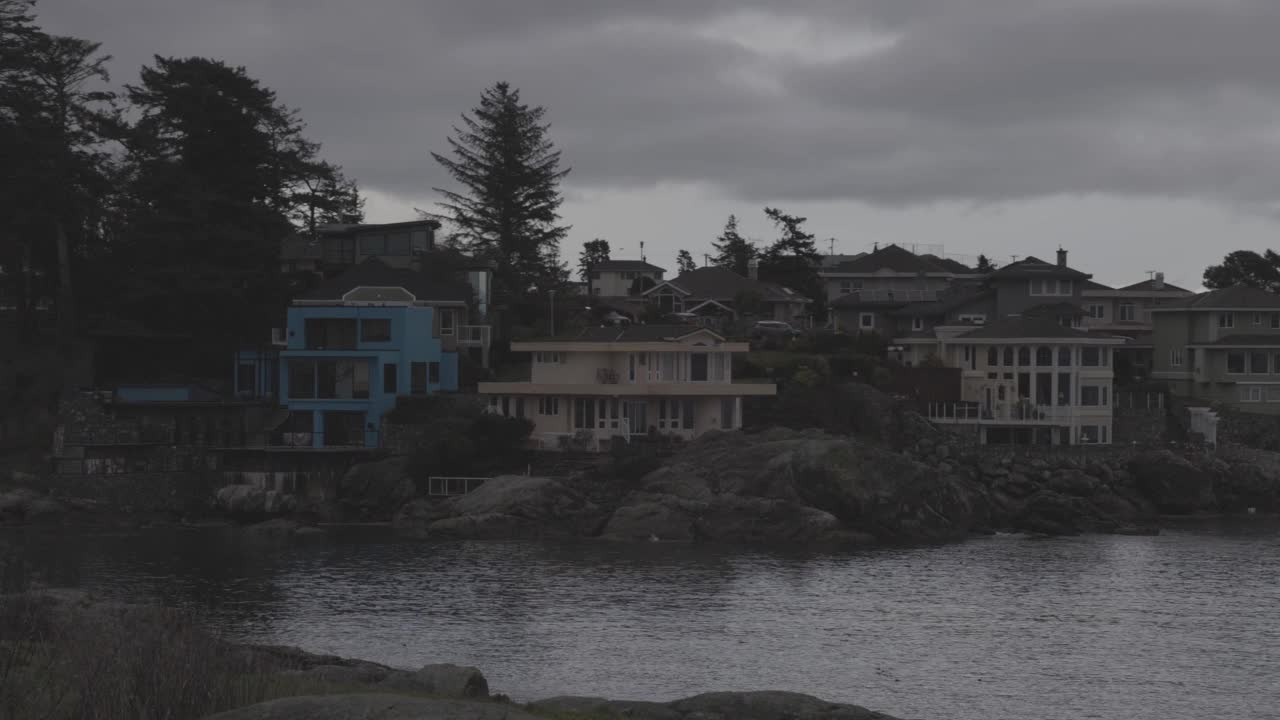 在多云的冬季夜晚，西太平洋海岸岩石海岸的全景。视频素材