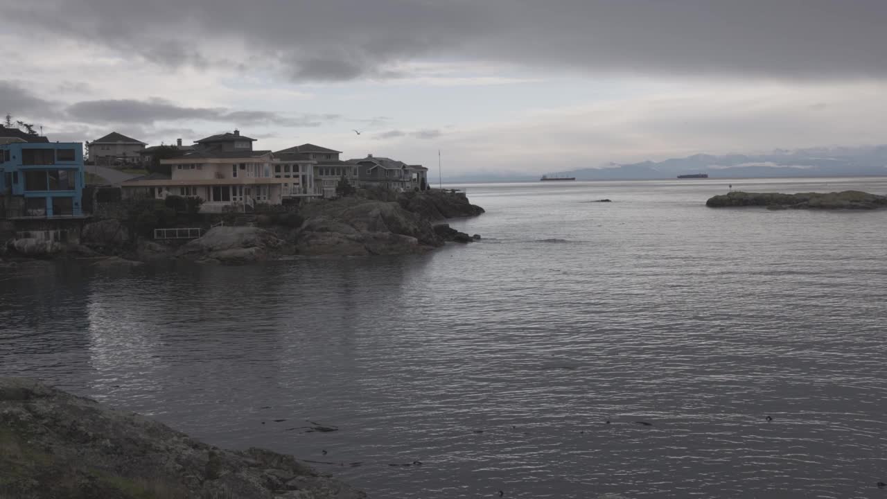 在多云的冬季夜晚，西太平洋海岸岩石海岸的全景。视频素材