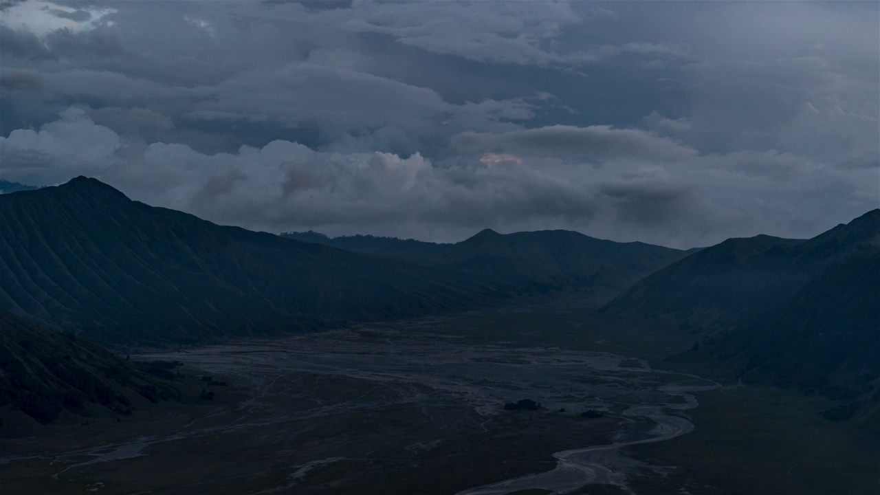 Bromo Tengger Semeru国家公园，印度尼西亚，时间流逝-火山口从白天到晚上视频素材