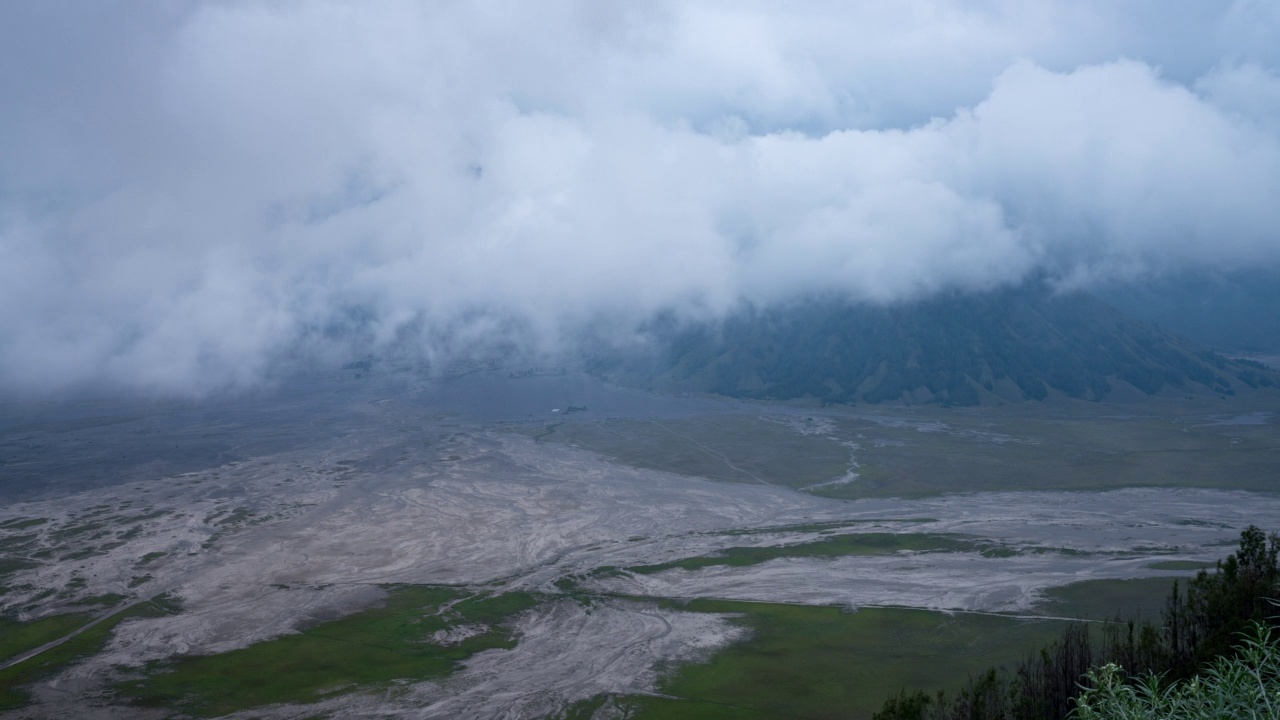 Bromo Tengger Semeru国家公园，印度尼西亚，时间流逝-在一个阴天的火山口视频素材