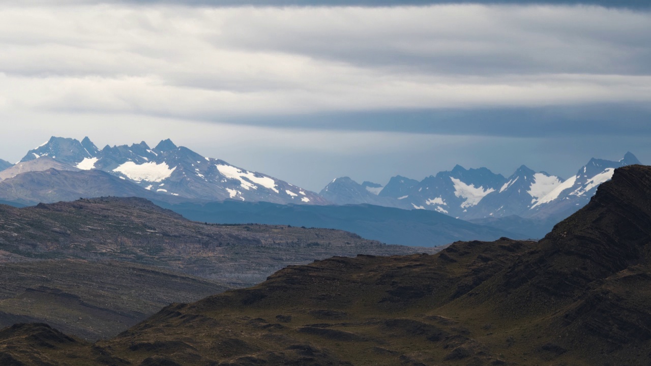 Torres del Paine，智利，时间流逝——多云的一天，国家公园的山脉视频下载