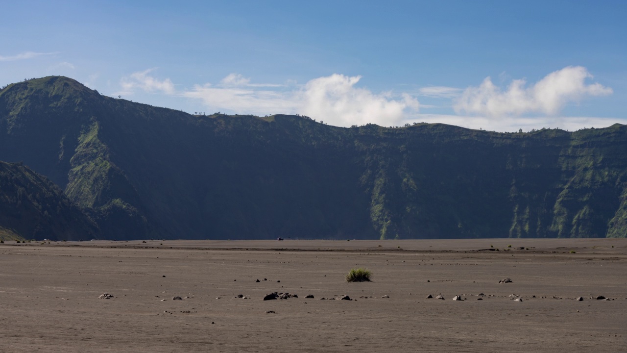 Bromo Tengger Semeru国家公园，印度尼西亚，时间流逝-一个阳光明媚的日子里的火山口视频素材