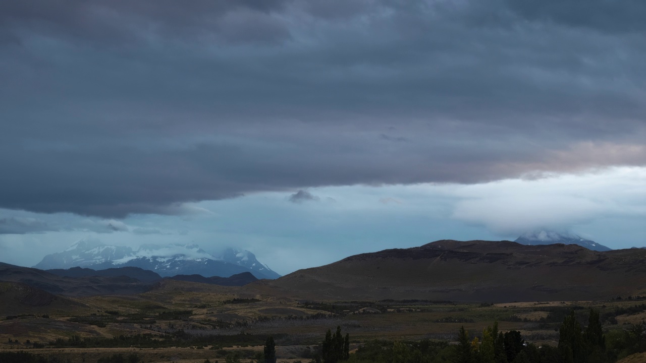 Torres del Paine，智利，时间流逝——多云的一天，国家公园的山丘视频下载