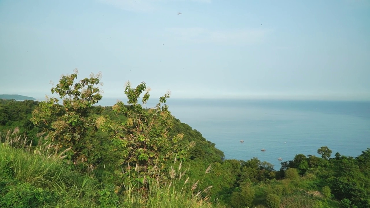 Sukabumi-Indonesia印尼，Ciletuh地质公园的蓝色海洋风景视频下载