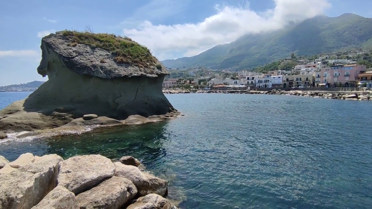 Lacco Ameno -从蘑菇悬崖俯瞰视频素材