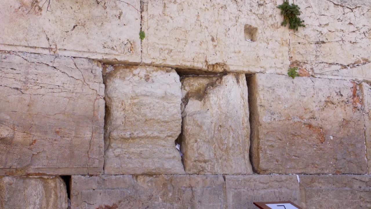 恸哭墙(kotel，西部)与纸笔记内砖视频素材