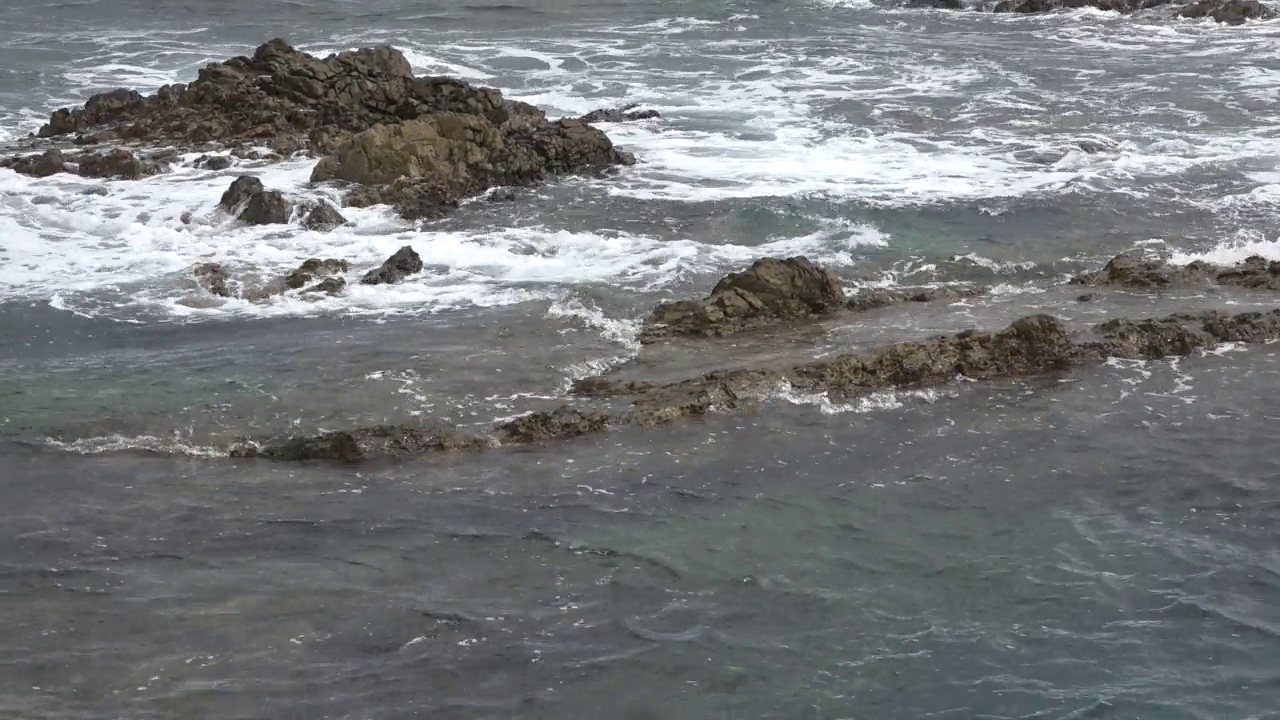 日本鹿儿岛屋久岛的海浪风景视频素材