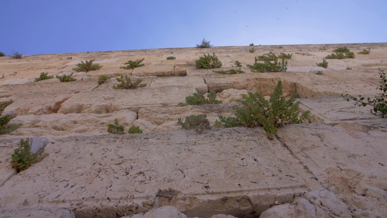 The恸哭墙(kotel，西部)与蓝色的天空三月/2020视频素材