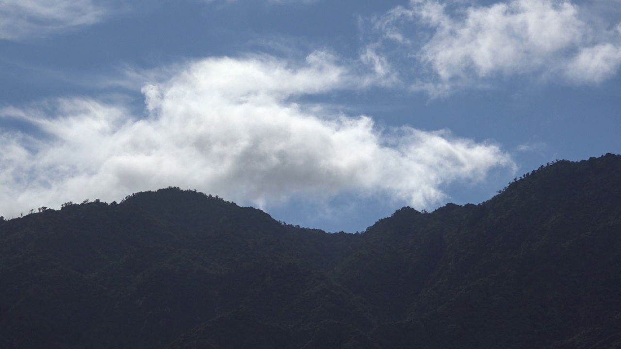 日本鹿儿岛屋久岛，天空中的山和云在移动视频素材