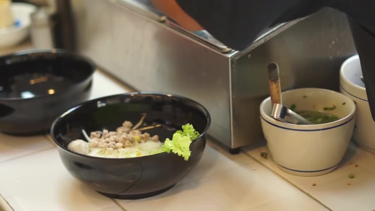 面条是当地的食物，也是泰国著名的街头小吃视频素材