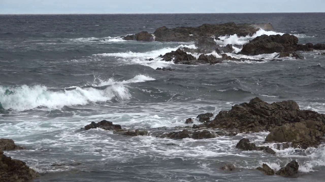 日本鹿儿岛屋久岛的海浪风景视频素材