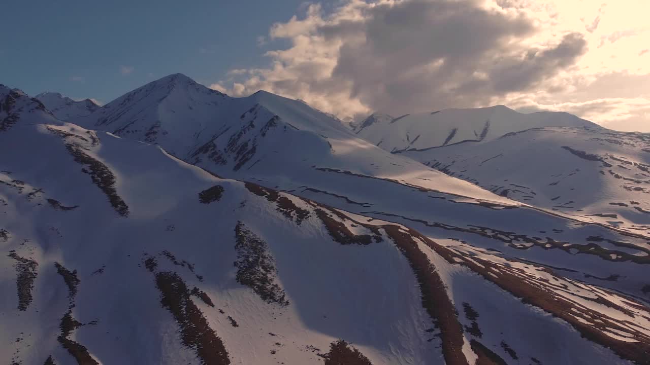 山坡和山顶在晚上下雪视频下载