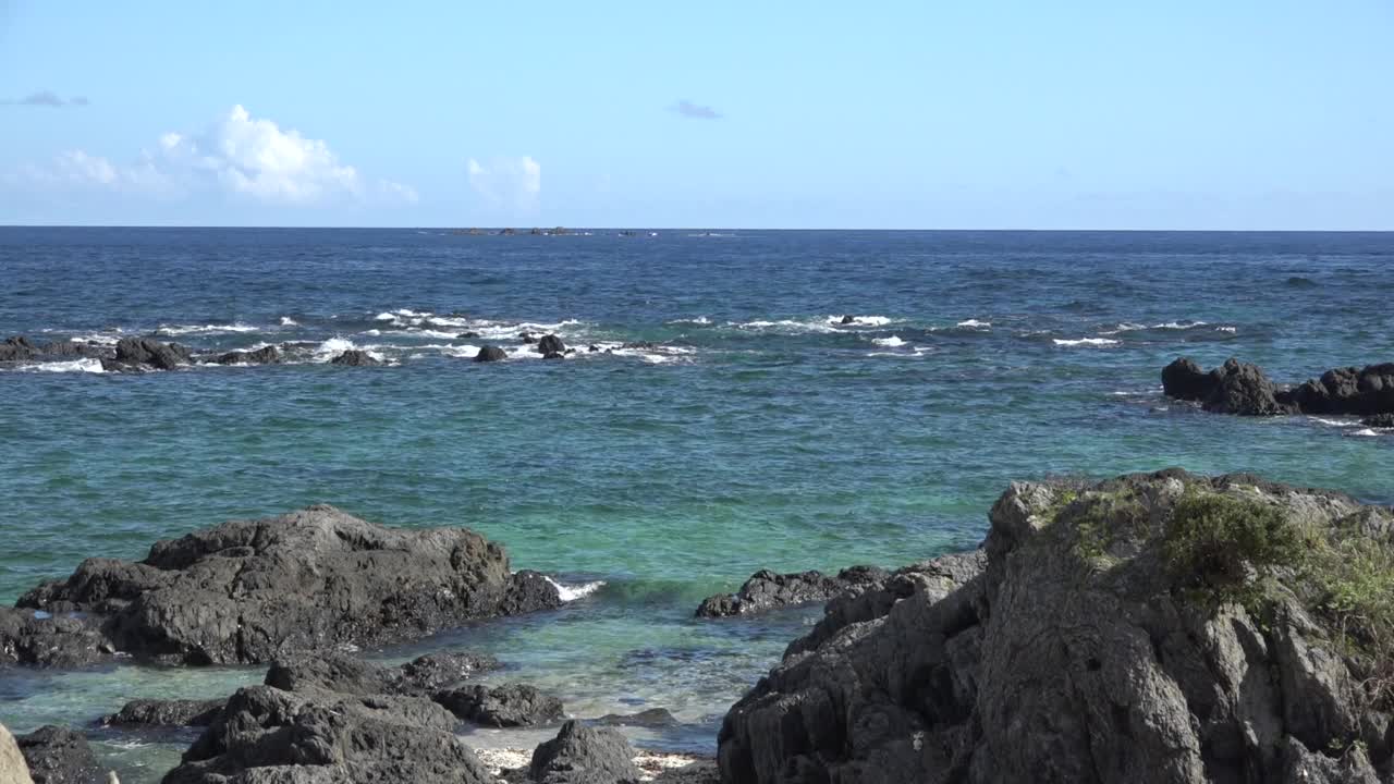 日本鹿儿岛屋久岛的海浪风景视频素材