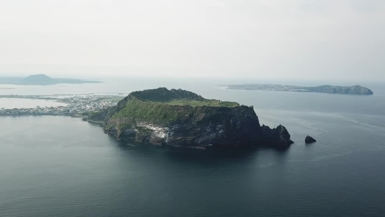 光之基海滩城山浦港-城山郡城山一铁峰凝灰岩锥和宇岛/西归浦市和济州市，济州，韩国视频素材