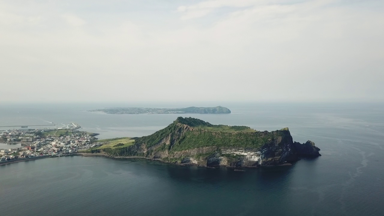 光之基海滩城山浦港-城山郡城山一铁峰凝灰岩锥和宇岛/西归浦市和济州市，济州，韩国视频素材