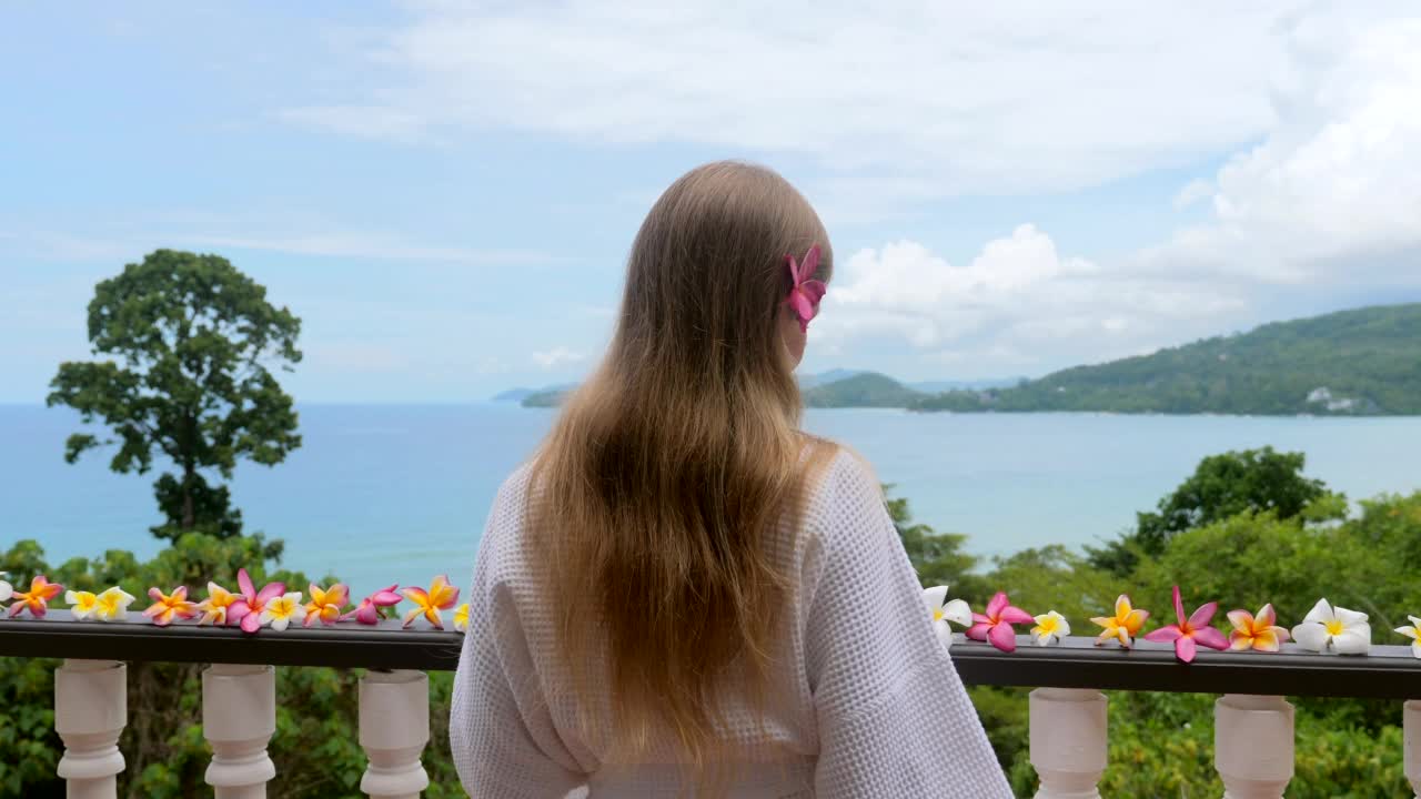 手持咖啡杯的女子在海景露台上放松，步行前往度假别墅视频素材