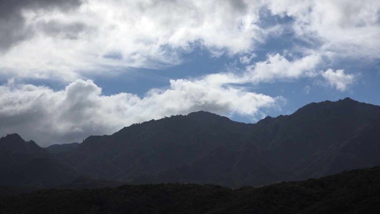 日本鹿儿岛屋久岛，天空中的山和云在移动视频素材