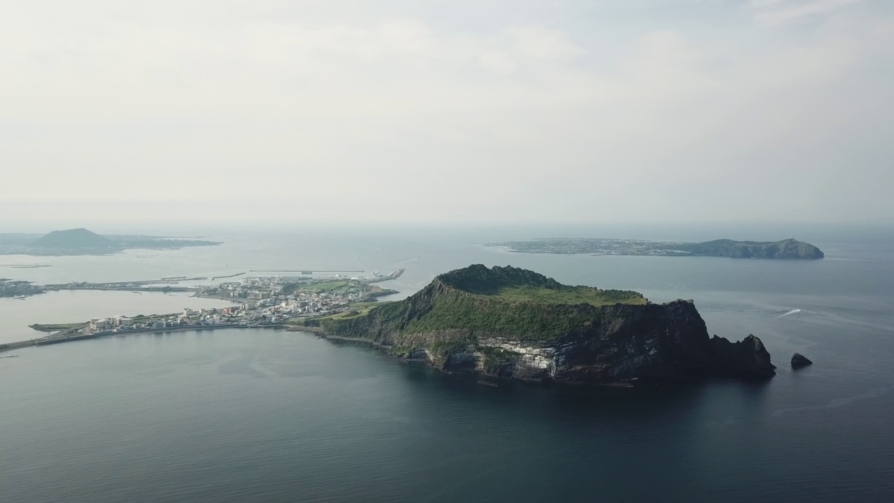 光之基海滩城山浦港-城山郡城山一铁峰凝灰岩锥和宇岛/西归浦市和济州市，济州，韩国视频素材