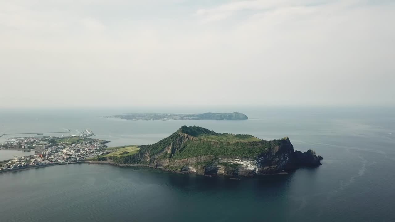 光之基海滩城山浦港-城山郡城山一铁峰凝灰岩锥和宇岛/西归浦市和济州市，济州，韩国视频素材