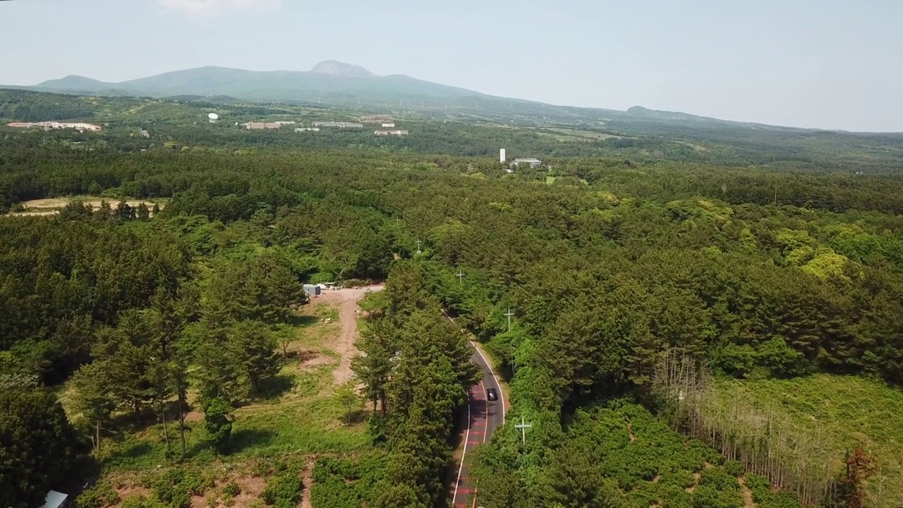 ▽农田、木材、森林、汉拿山=济州岛西归浦市1100村公路上的汽车运动视频素材