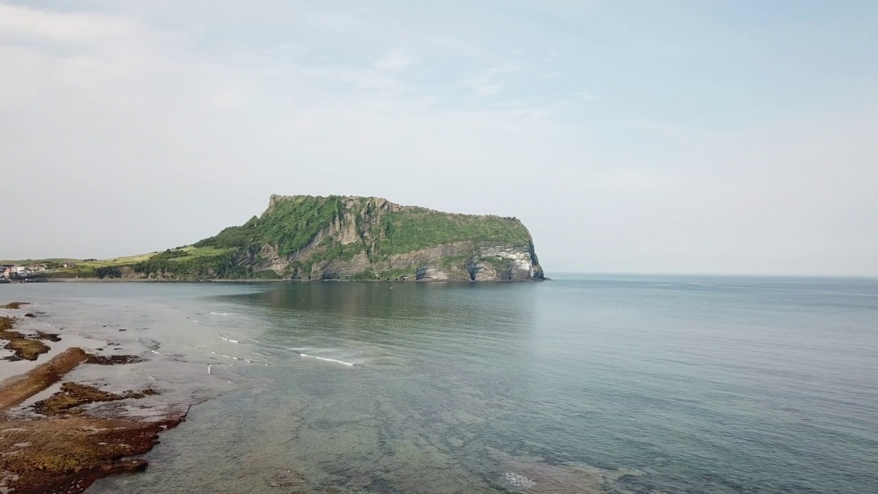 韩国济州岛西归浦市城山郡城山一铁峰凝灰岩锥视频素材