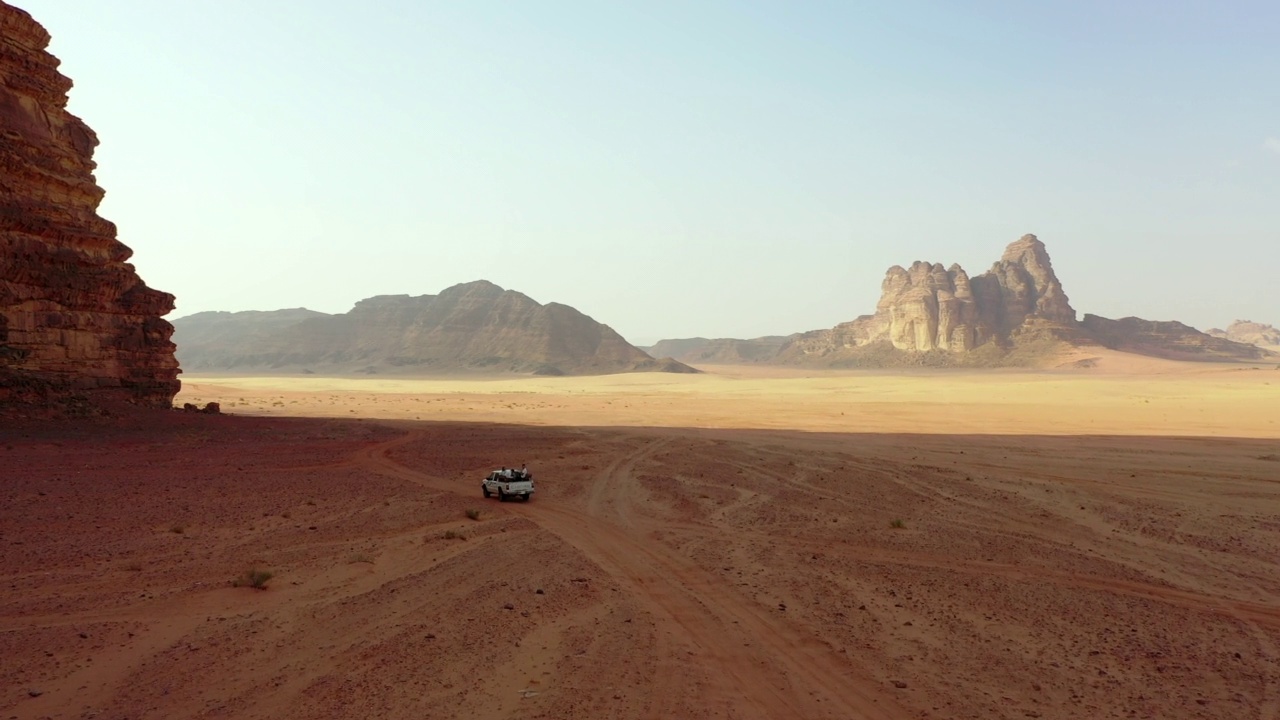 游客在Off Road在旅游景点度假- Wadi Rum，约旦视频素材