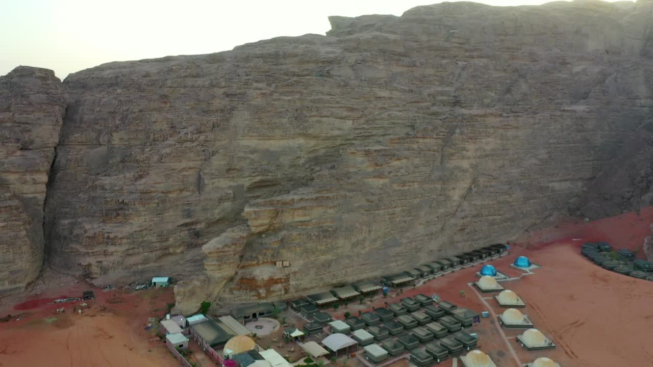 空中拍摄的酒店建筑的自然岩石形成，无人机飞在沙漠景观-瓦迪拉姆，约旦视频素材