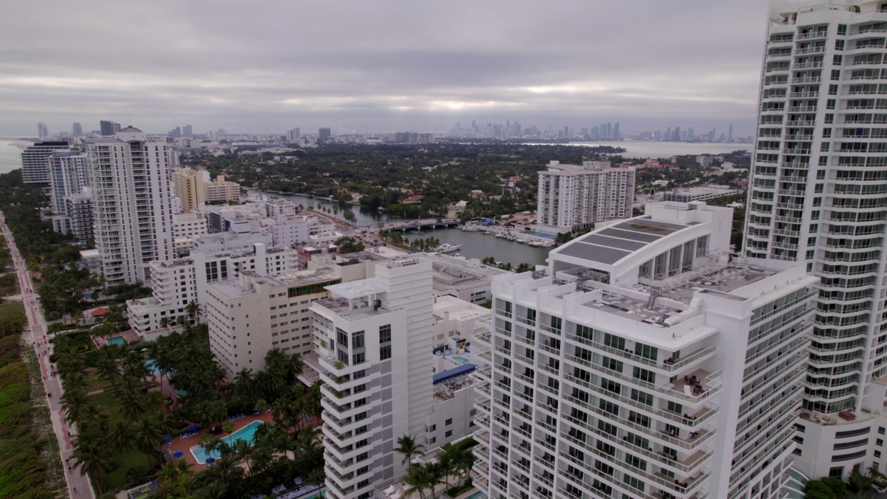 空中平移拍摄的住宅城市在多云的天空下的海滩-迈阿密，佛罗里达视频素材