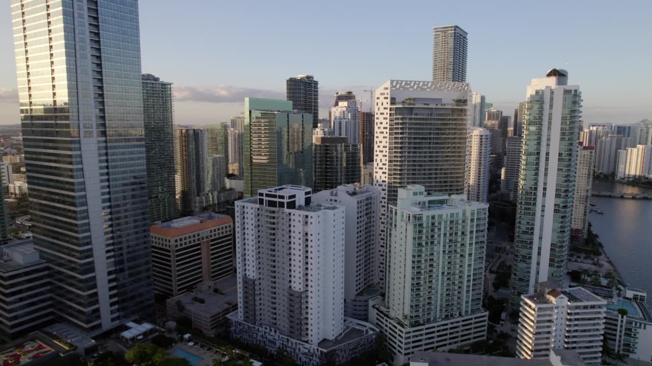 空中向前拍摄的现代住宅建筑在海滨城市的天空-迈阿密，佛罗里达视频素材