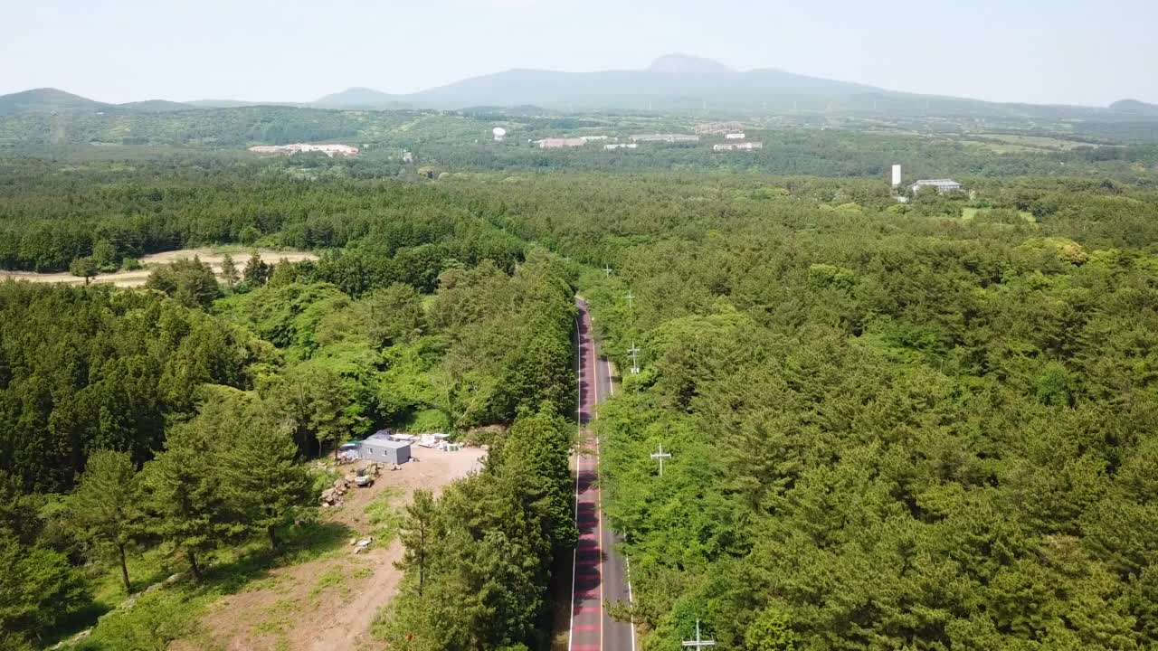 ▽农田、木材、森林、汉拿山=济州岛西归浦市1100村公路上的汽车运动视频素材