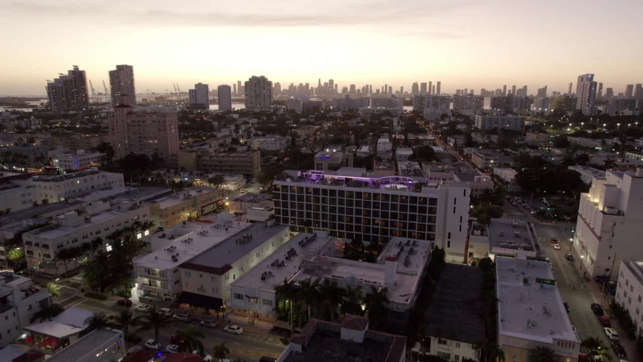 空中平移拍摄的住宅建筑在城市对天空在日落-迈阿密，佛罗里达州视频素材