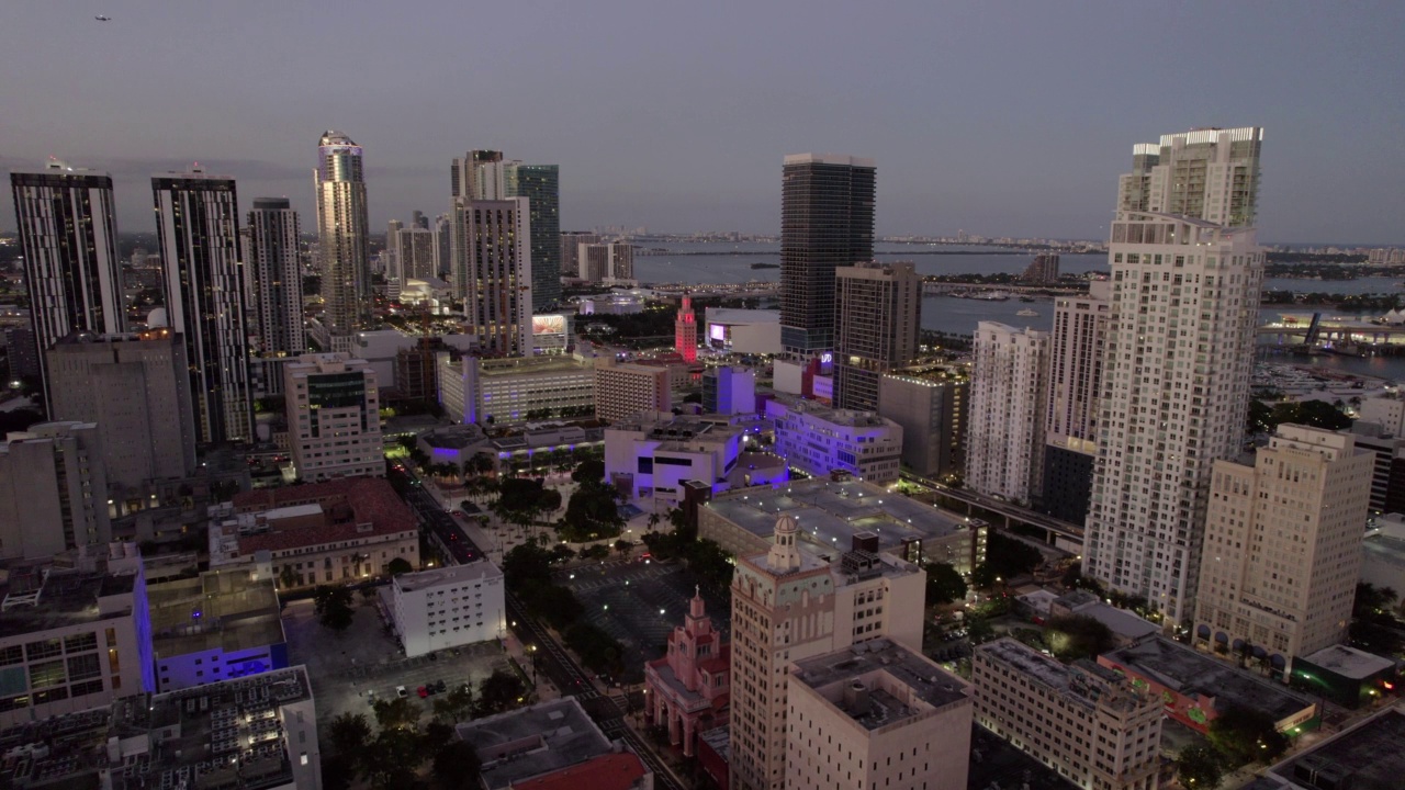 空中前进拍摄的现代建筑在城市的海上日落-迈阿密，佛罗里达视频素材