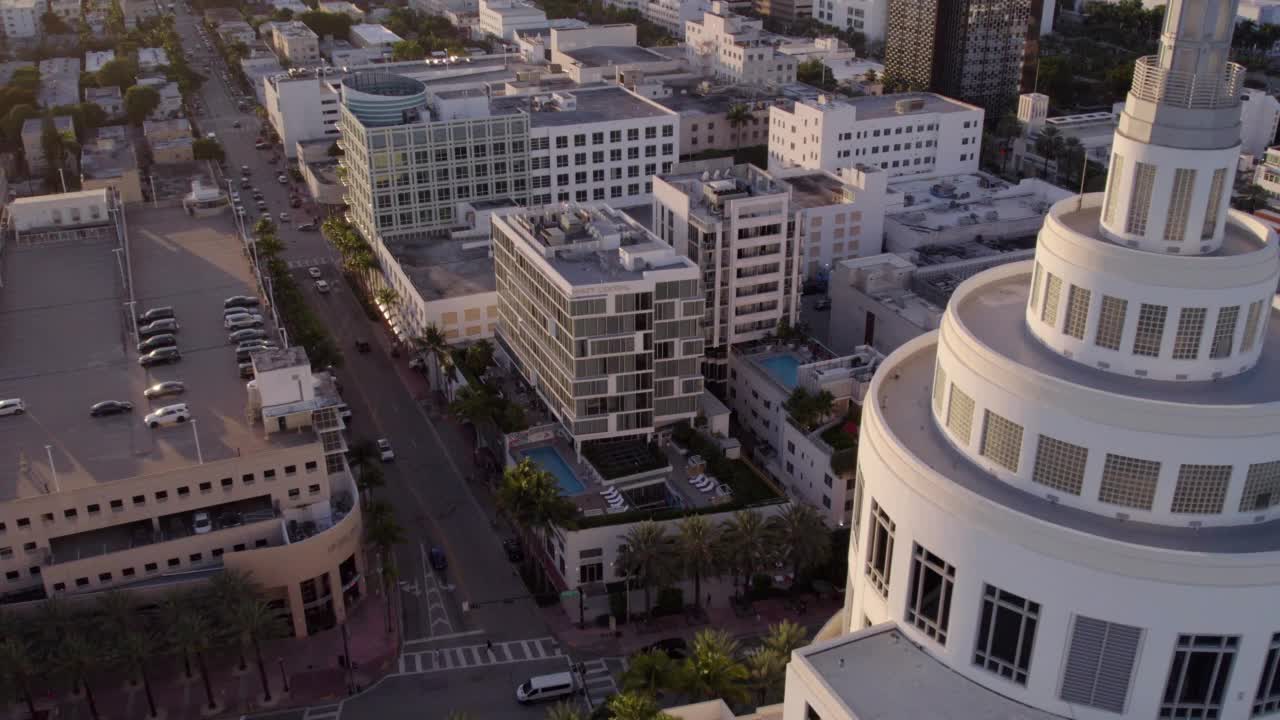 空中倾斜拍摄的住宅建筑在城市的海上，无人机在日落期间飞过著名的酒店-迈阿密，佛罗里达视频素材