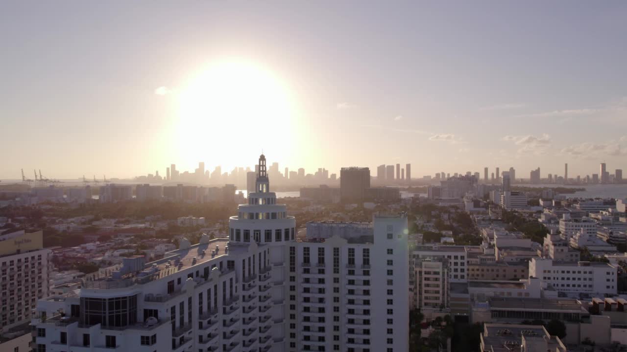 空中平移拍摄的酒店在城市的住宅建筑在日落期间-迈阿密，佛罗里达州视频素材