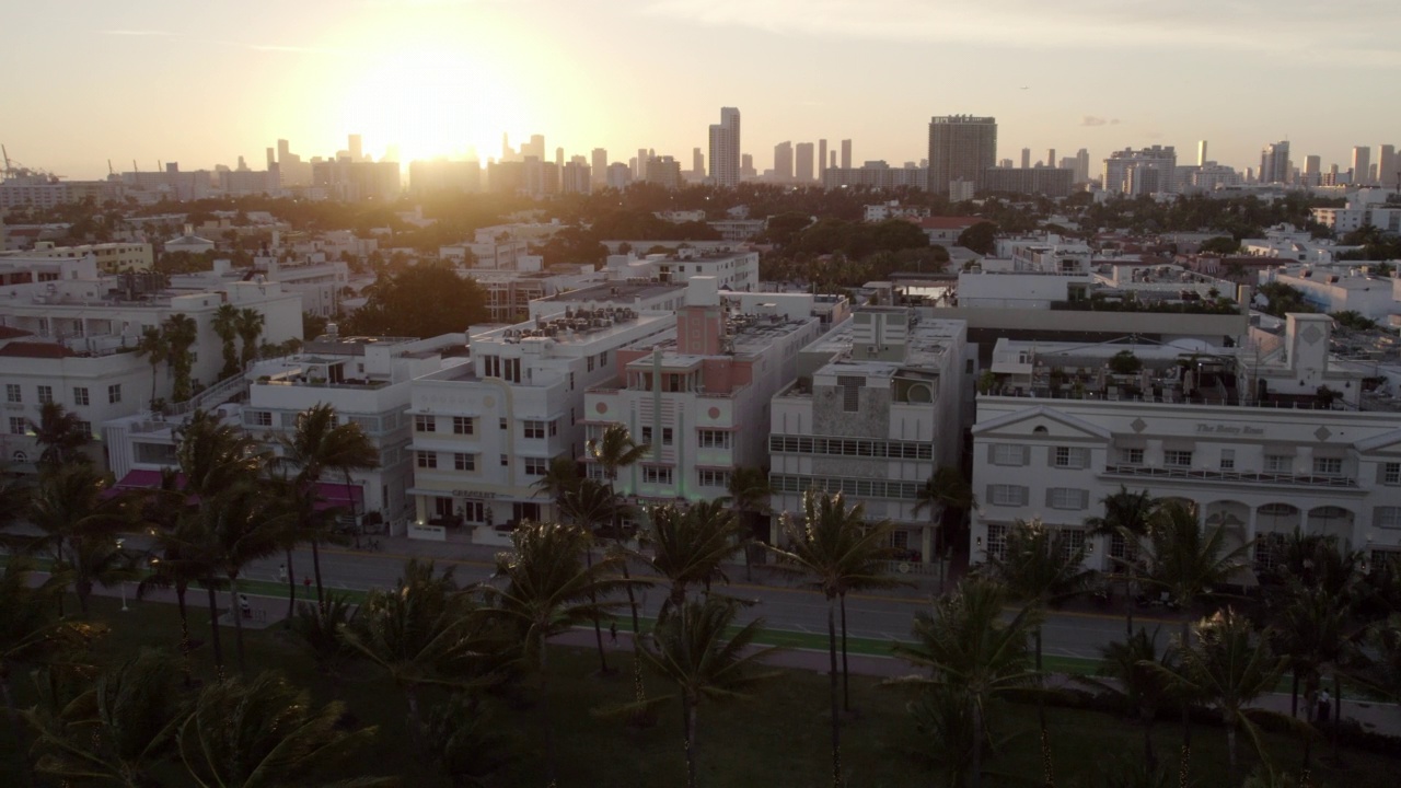 空中平移拍摄的餐厅在城市的住宅建筑在日落-迈阿密，佛罗里达州视频素材