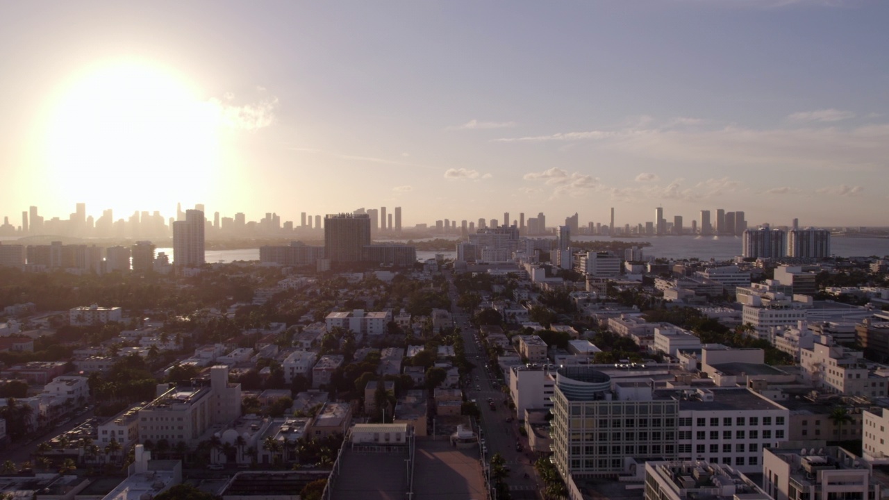 空中摇拍的圣莫里茨酒店在城市的住宅建筑在日落期间海上-迈阿密，佛罗里达州视频素材