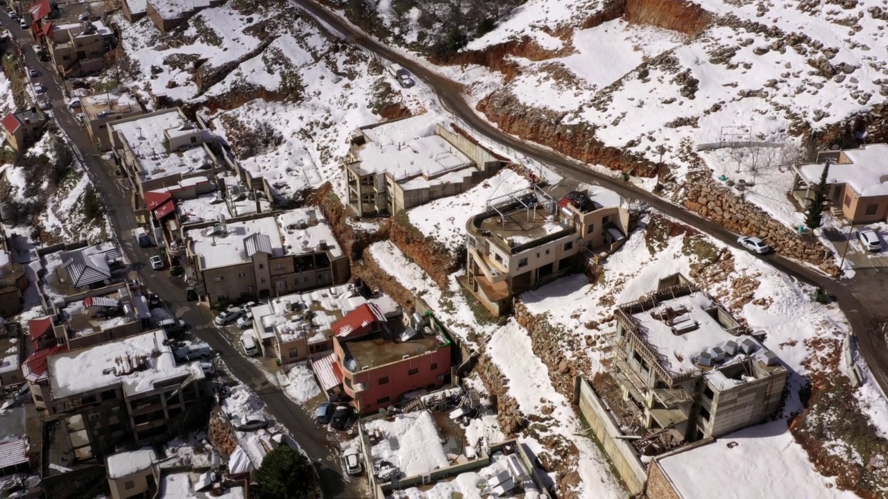 从空中向下拍摄雪域高原上的居民楼——以色列戈兰视频素材