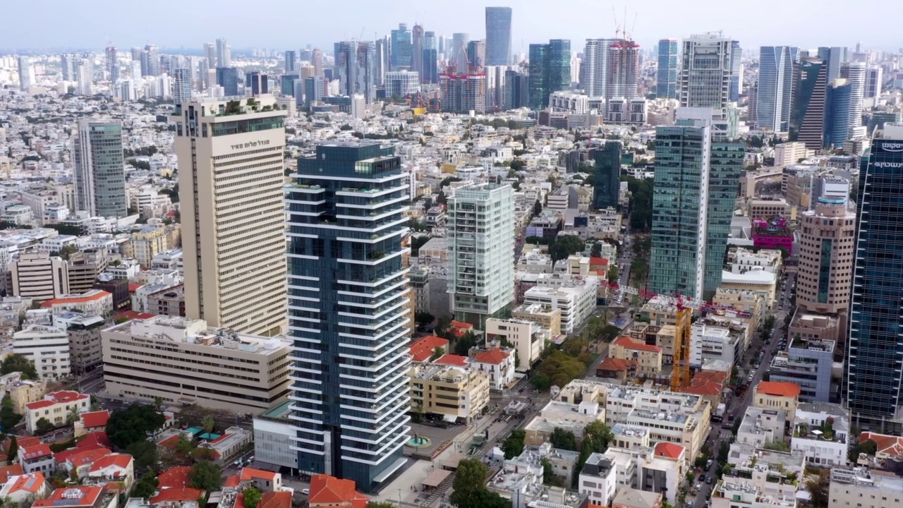 空中向前平移拍摄的现代建筑在住宅城市对天空-特拉维夫亚福，以色列视频素材