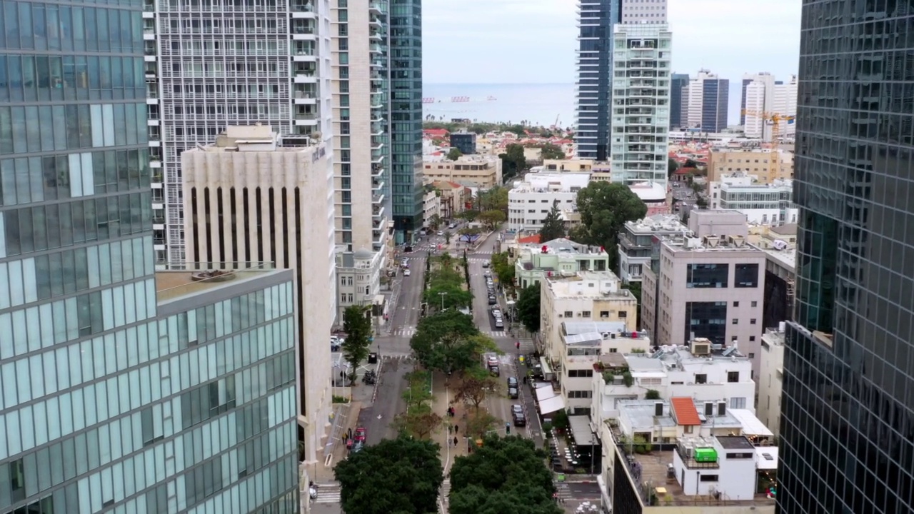 空中拍摄的住宅建筑在城市的海上，无人机飞行在道路上的汽车向前-特拉维夫亚福，以色列视频素材