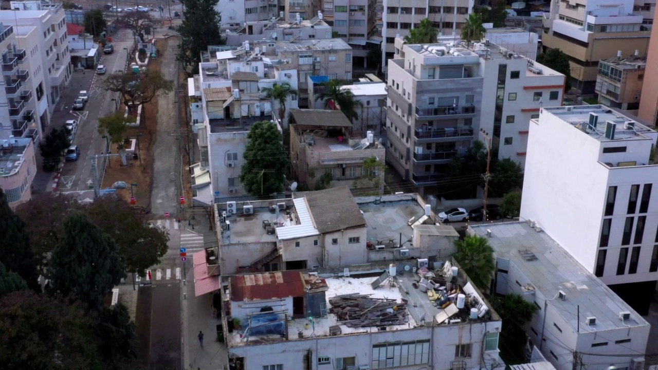 从空中向后拍摄的在城市露台上安装太阳能电池板的建筑物-以色列特拉维夫视频素材