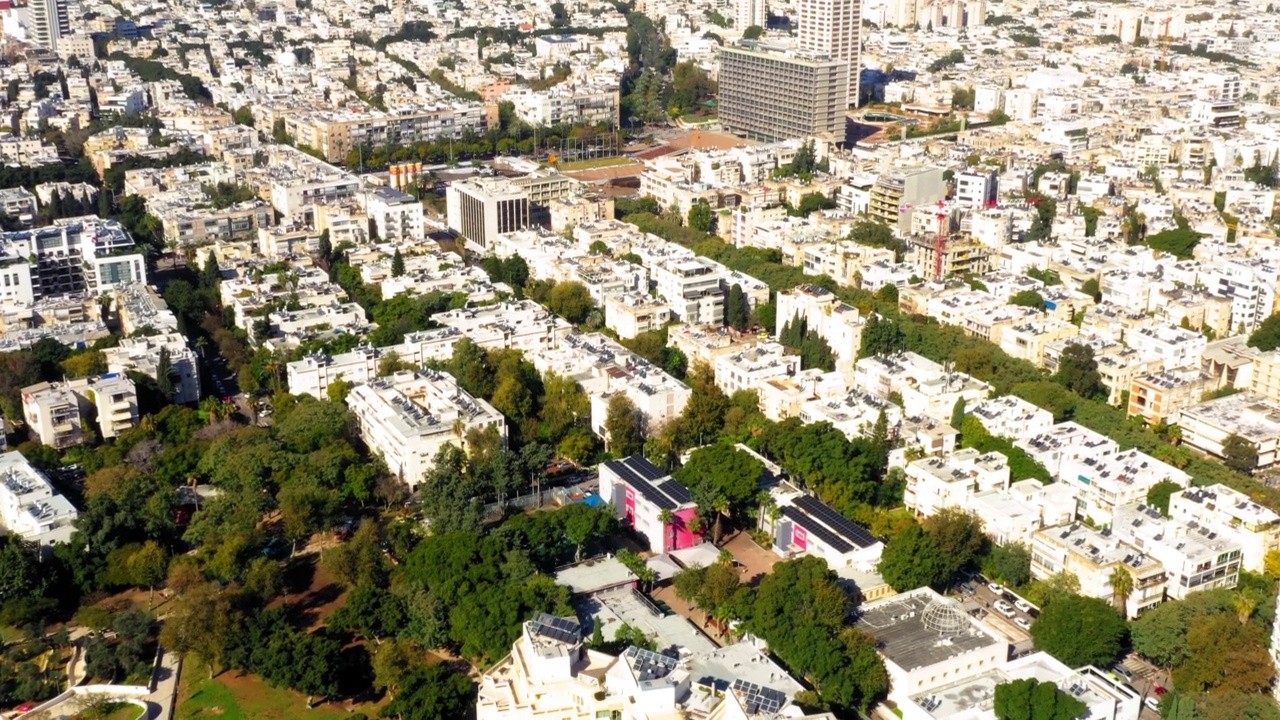 空中拍摄的白色住宅建筑在城市，无人机下降在晴天-特拉维夫亚福，以色列视频素材