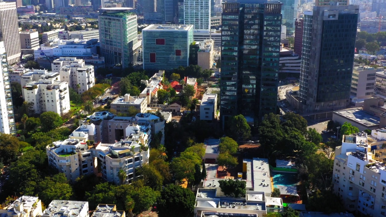 空中向前倾斜拍摄的住宅公寓建筑在城市-特拉维夫亚福，以色列视频素材