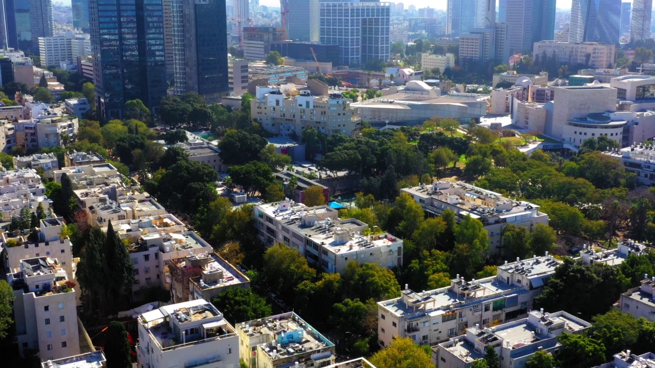 空中拍摄的城市高楼，无人机降落在露台上的太阳能电池板-特拉维夫，以色列视频素材