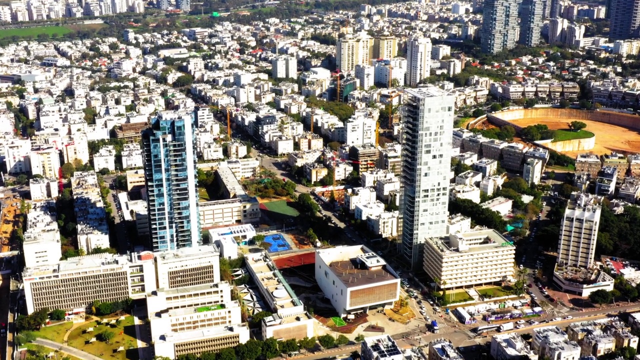 空中拍摄的高楼大厦在住宅城市，无人机飞行向前在晴天-特拉维夫亚福，以色列视频素材