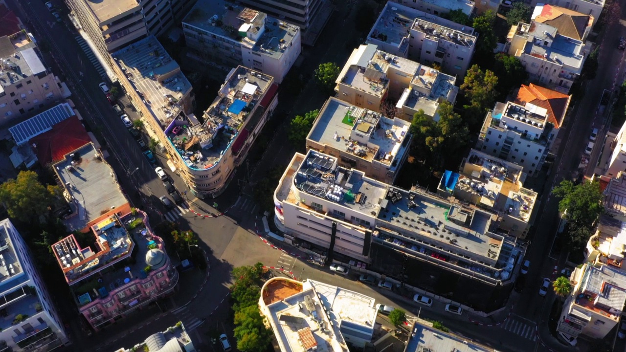 空中上向前拍摄的住宅建筑与露台在城市-特拉维夫亚福，以色列视频素材